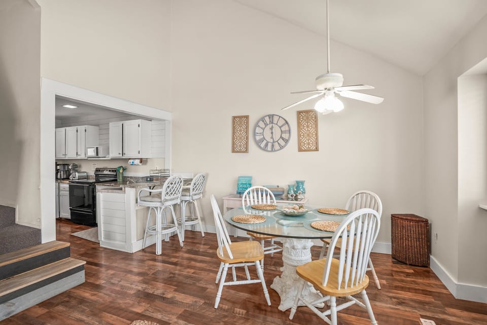 Comfortable open concept dining room into kitchen area