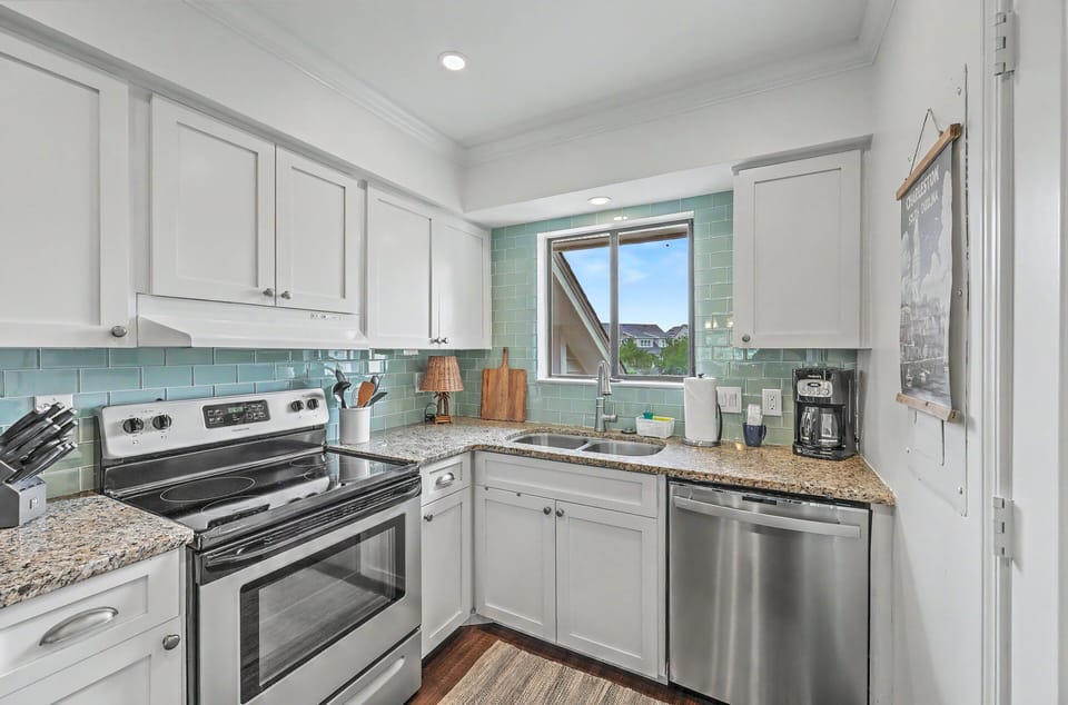 Brew a fresh cup of coffee or whip up a beachside snack using the kitchen's full suite of stainless steel appliances.