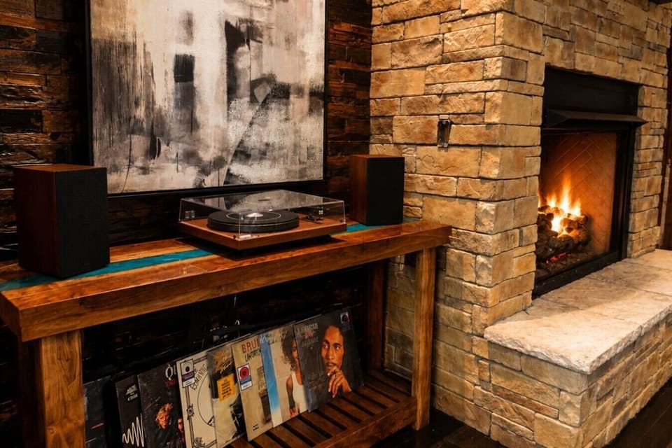 Cozy fireplace and vinyl record player for relaxing cabin evenings.