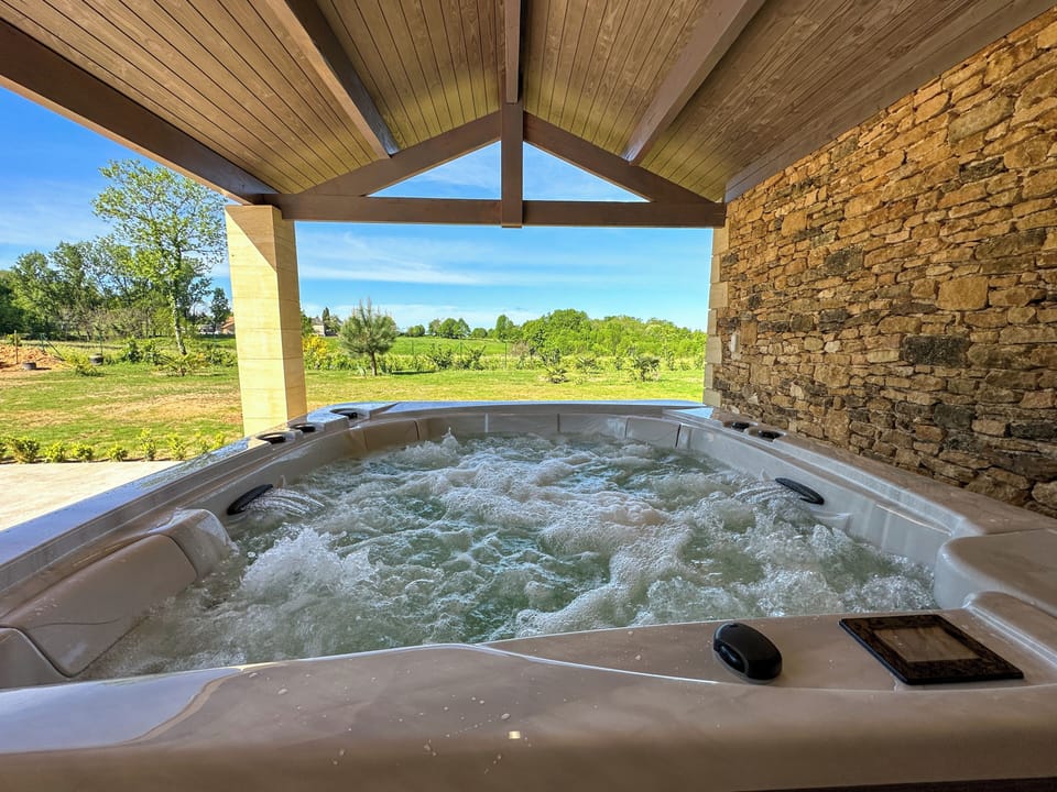 Outdoor spa tub