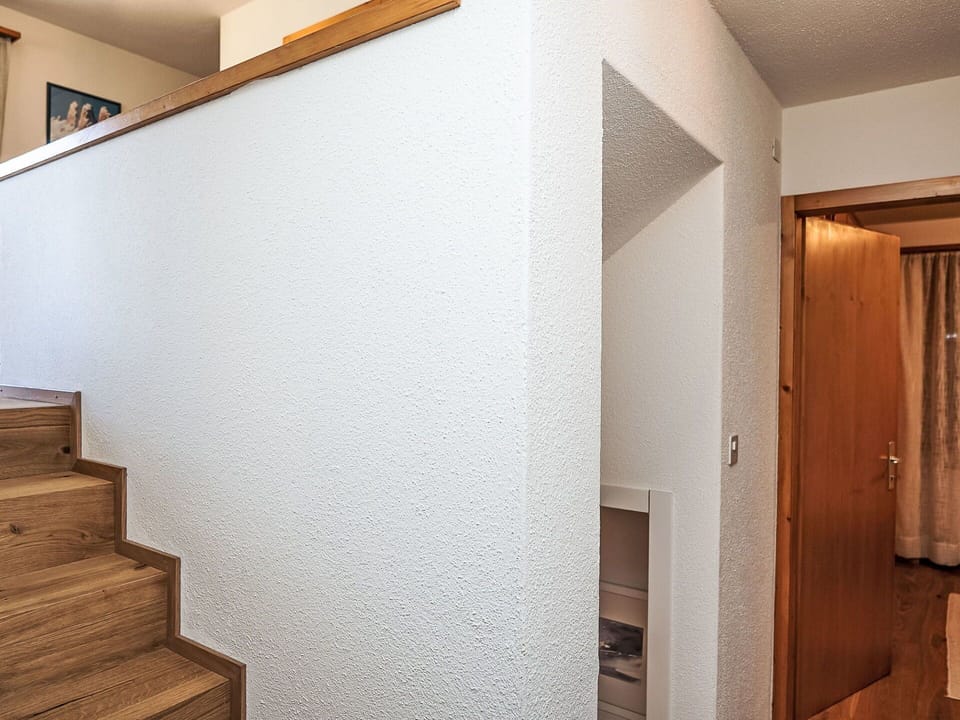 Wall, Flooring, Wood, Floor, Stairs, Interior Design, Ceiling, Composite Material, Wood Stain, Hardwood