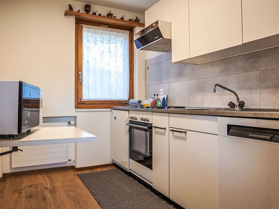 Kitchen, Kitchen Appliance, Countertop, Major Appliance, Flooring, Wood, Interior Design, Cabinetry, Home Appliance, Floor