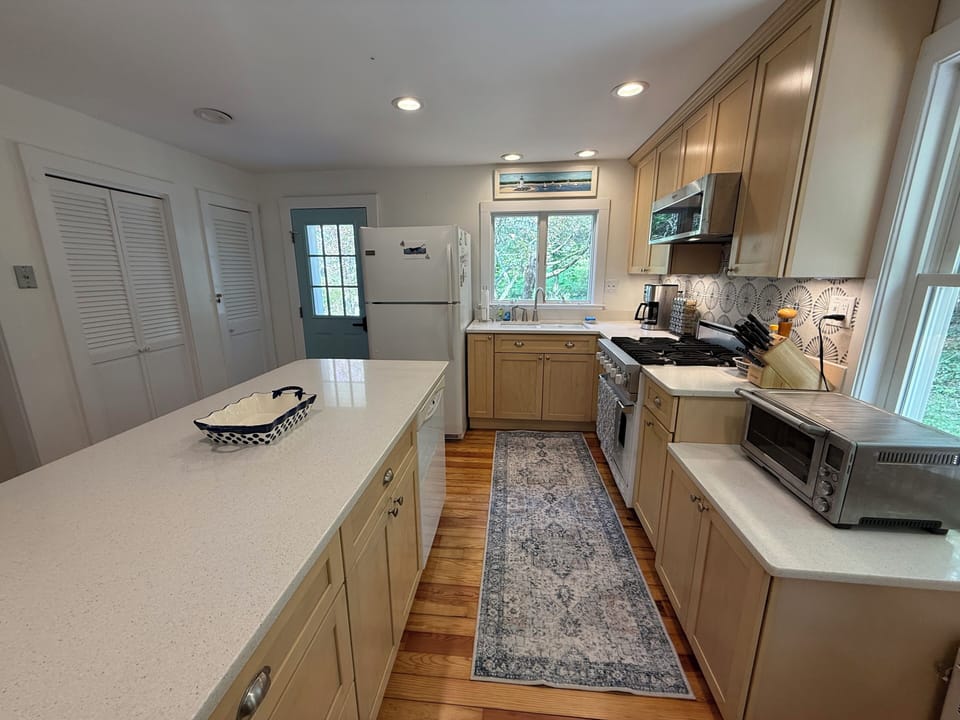 Bright, Clean Fully Equipped Kitchen 