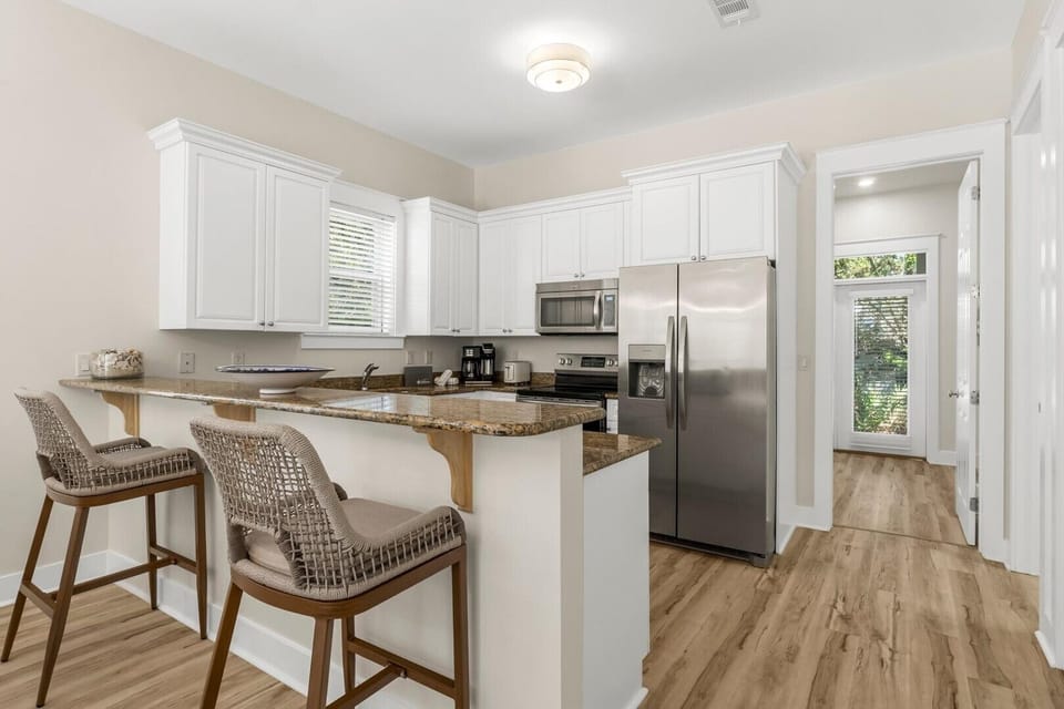 Kitchen with Breakfast Bar