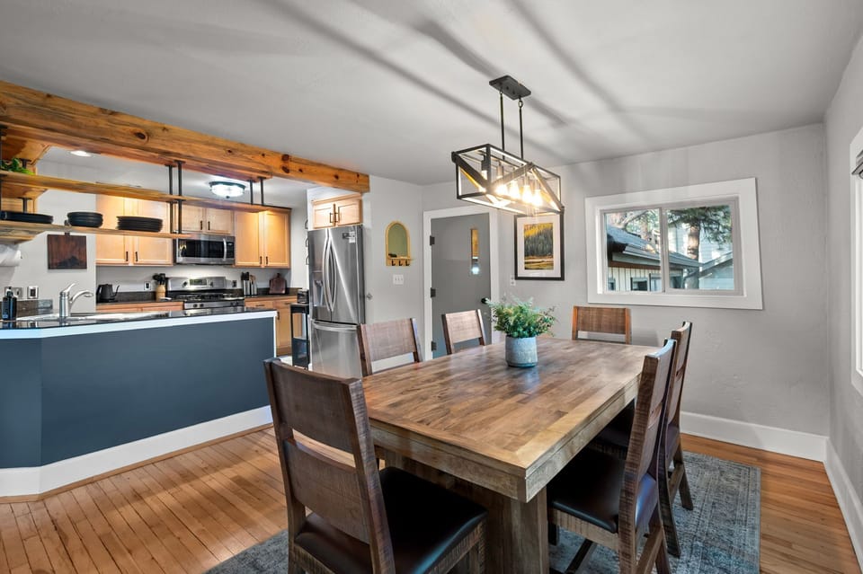 Gather around the table for slow mornings, lively dinners, and everything in between—seating for 6.