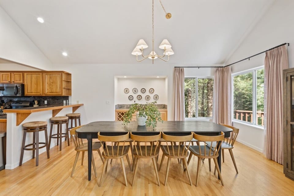 Dining for 10 ‚ built for group meals