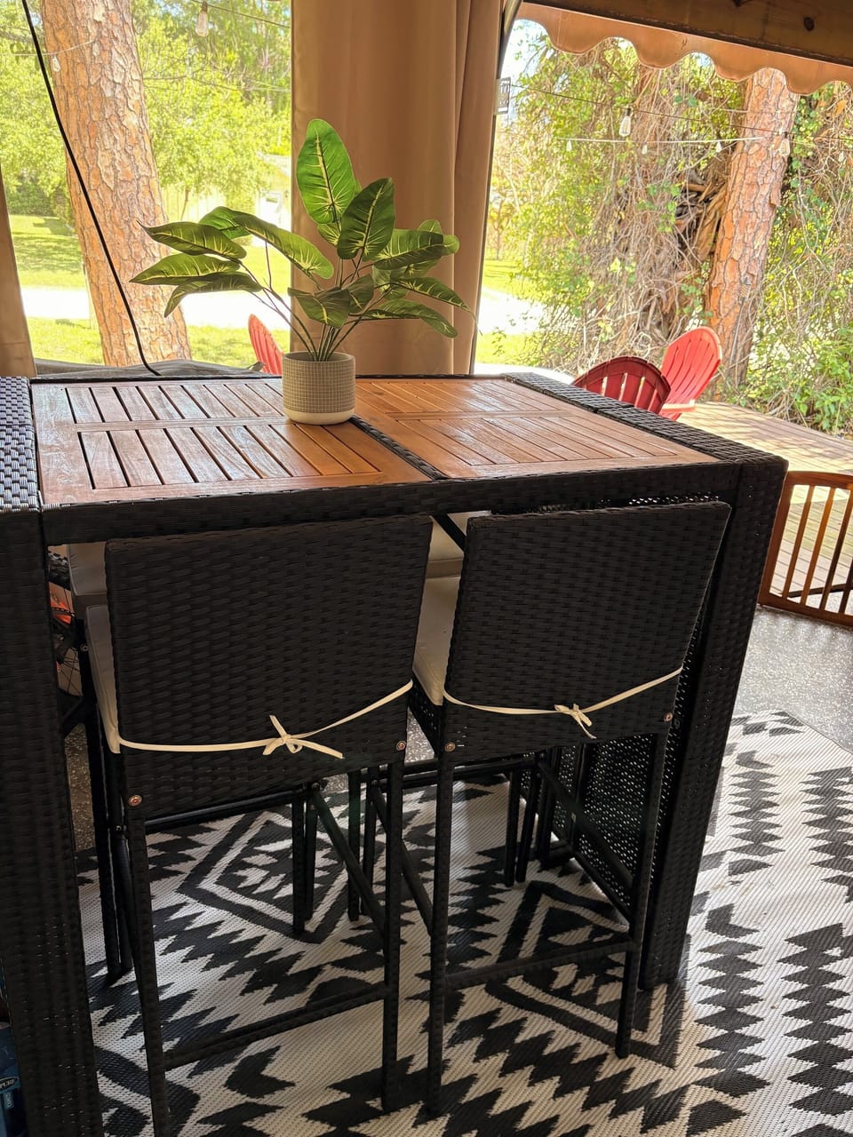 Outdoor dining