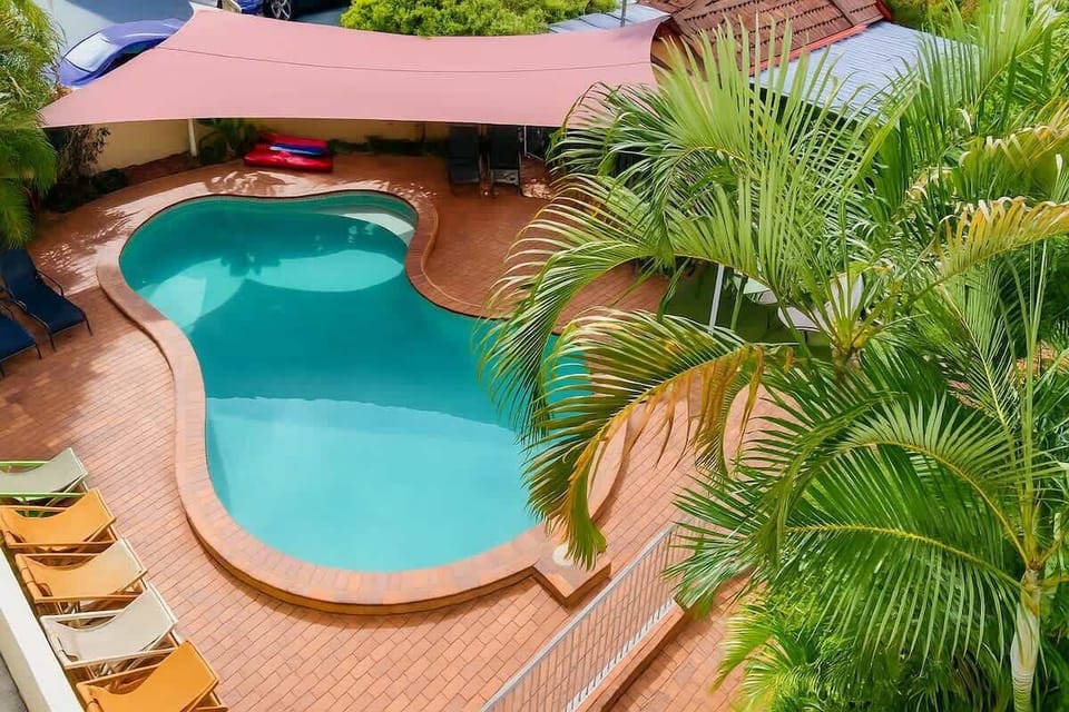 Treat yourself to pool and palms view - just relax and enjoy breakfast on the balcony !
