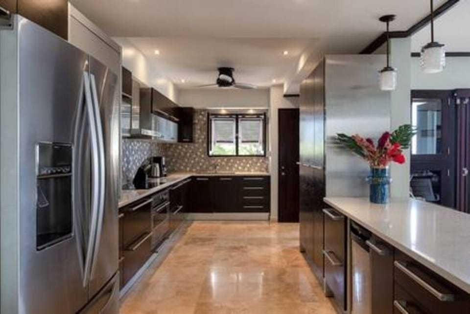 Fully equipped kitchen with fridge freezer, kettle, toaster, oven, hob and fabulous views out to sea via the breakfast bar.