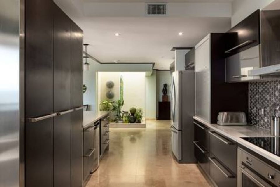 Fully equipped kitchen with fridge freezer, kettle, toaster, oven, hob and fabulous views out to sea via the breakfast bar.