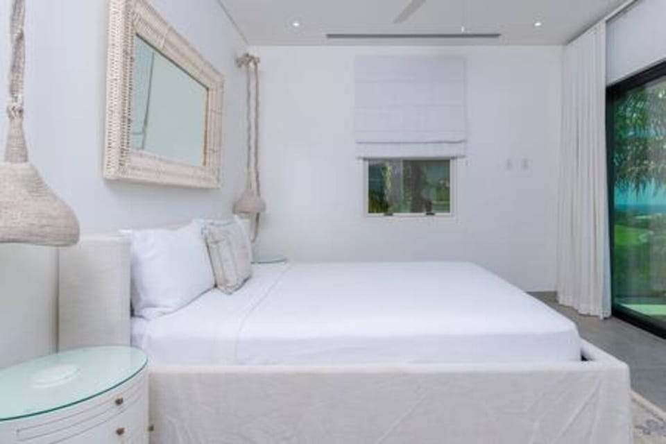 Well appointed cottage bedroom with US king size bed, a fabulous sea views, air conditioning, ceiling fan, en suite bathroom.