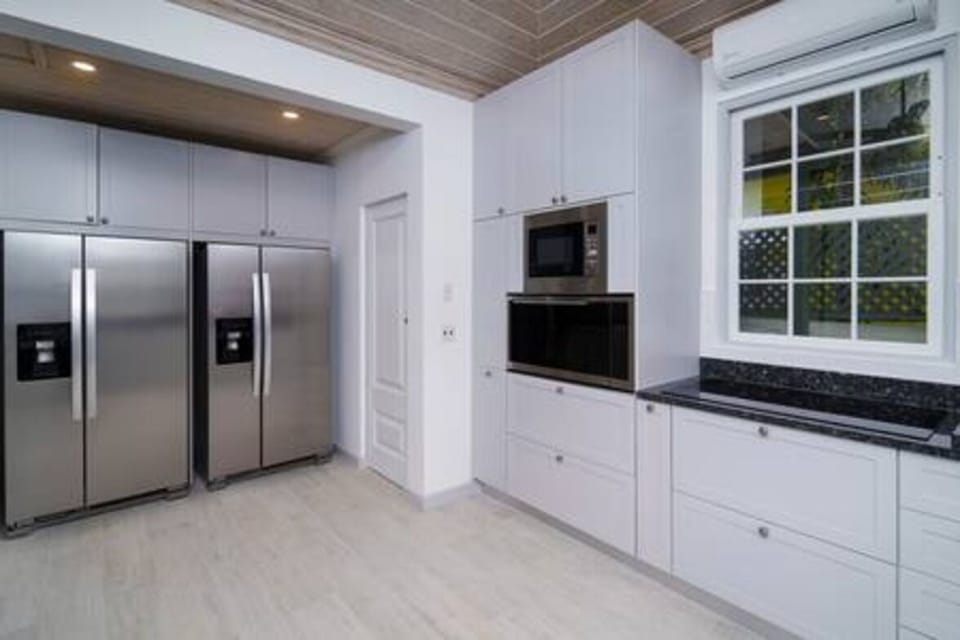 Spacious and well equipped kitchen with blender, coffee make, ice maker, kettle, microwave, oven and air conditioning.