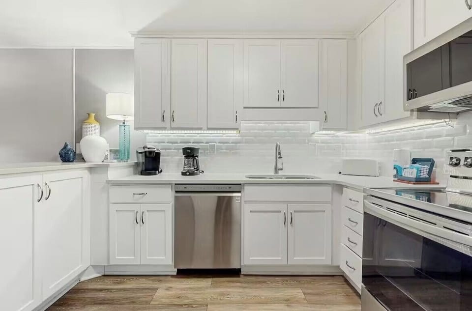 Updated fully stocked Kitchen 