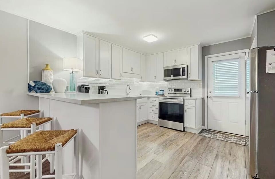 Updated fully stocked Kitchen 