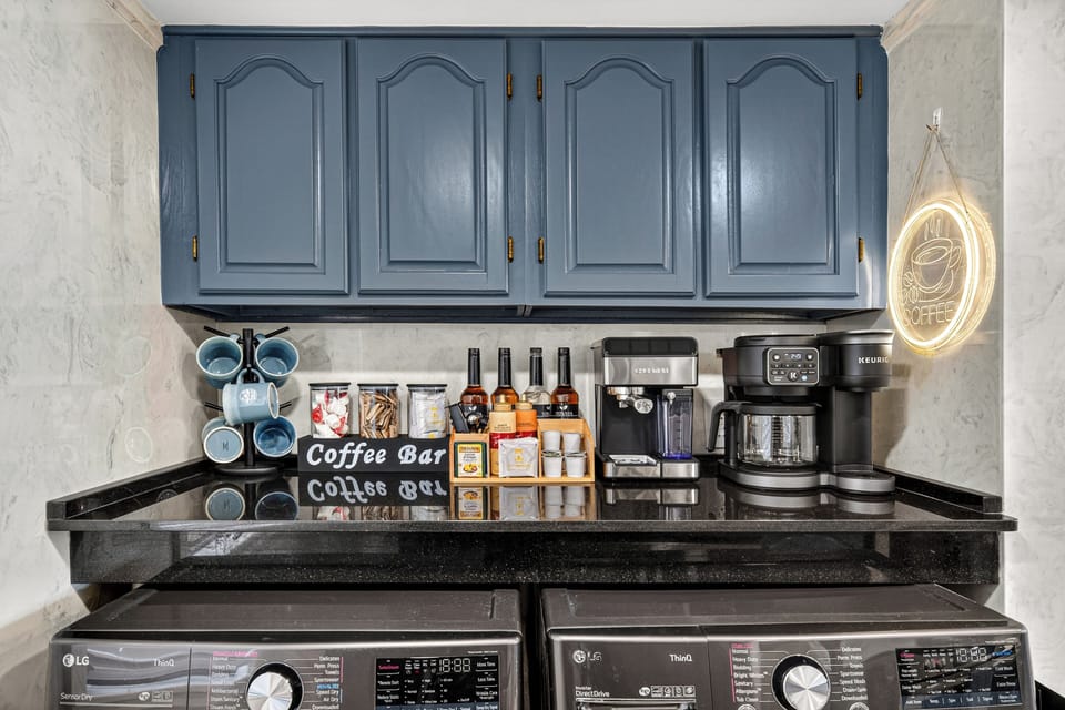 Full coffee bar! Drip and K-cup coffee maker. Espresso machine! Coffee provided!