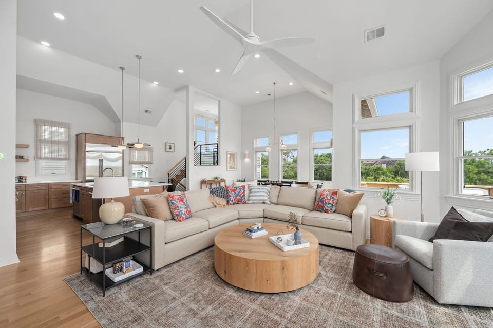Open and airy top floor situated above the treetops