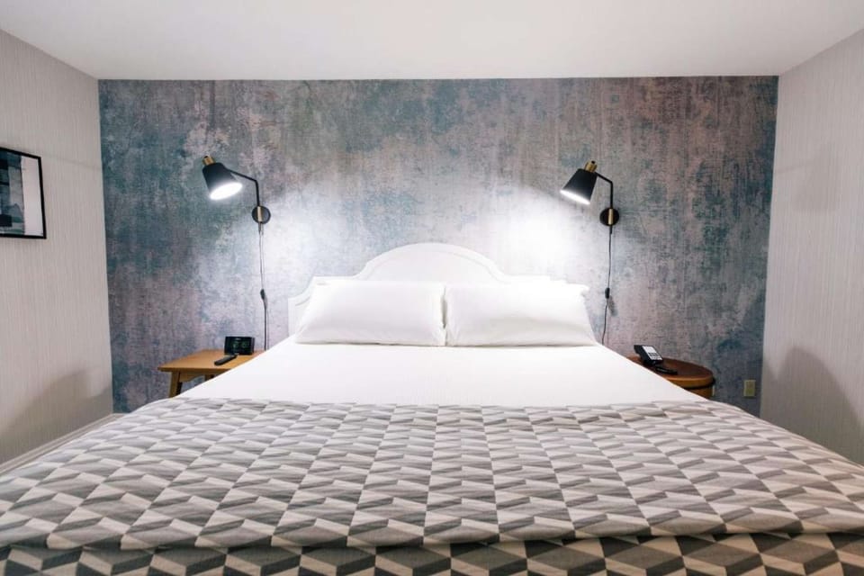 Estate King Guestroom with bedside lamp.