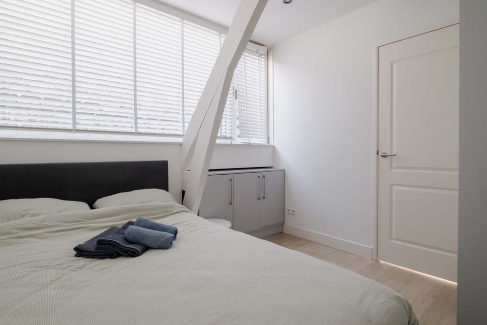 The bedroom features a comfortable double bed and a calm atmosphere.