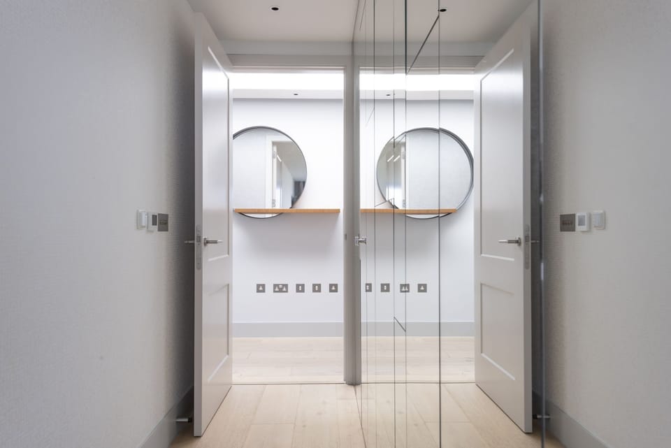 Mirrored wardrobe leading to ensuite bathroom  - Number 9 Fistral House