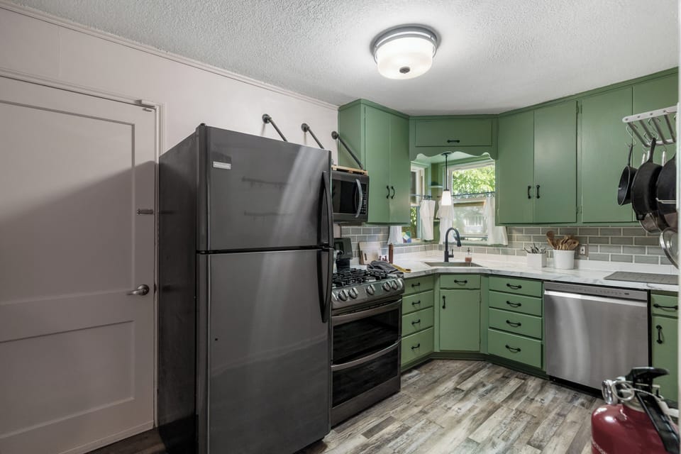 full kitchen with stove, fridge, dishwasher, and microwave