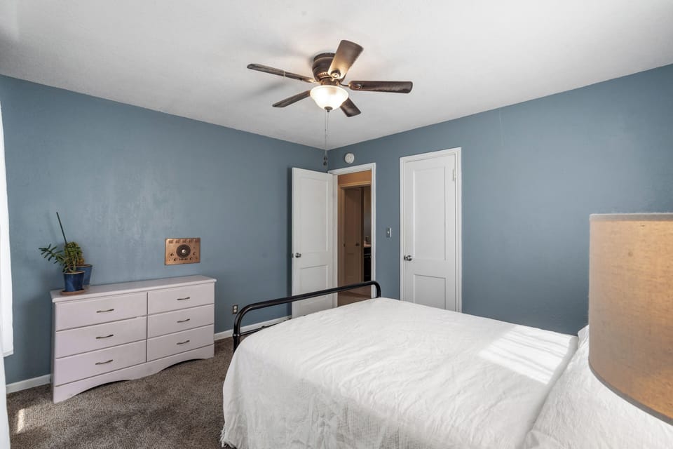 bedroom with full-sized bed