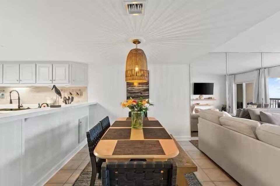 Lovely dining area facing the ocean