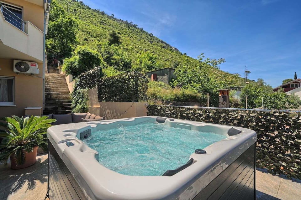 Outdoor spa tub