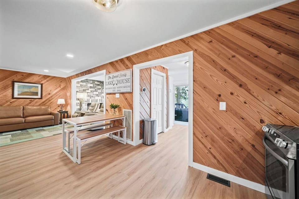 The eat-in kitchen has dining space for 4 as well as additional tray tables.