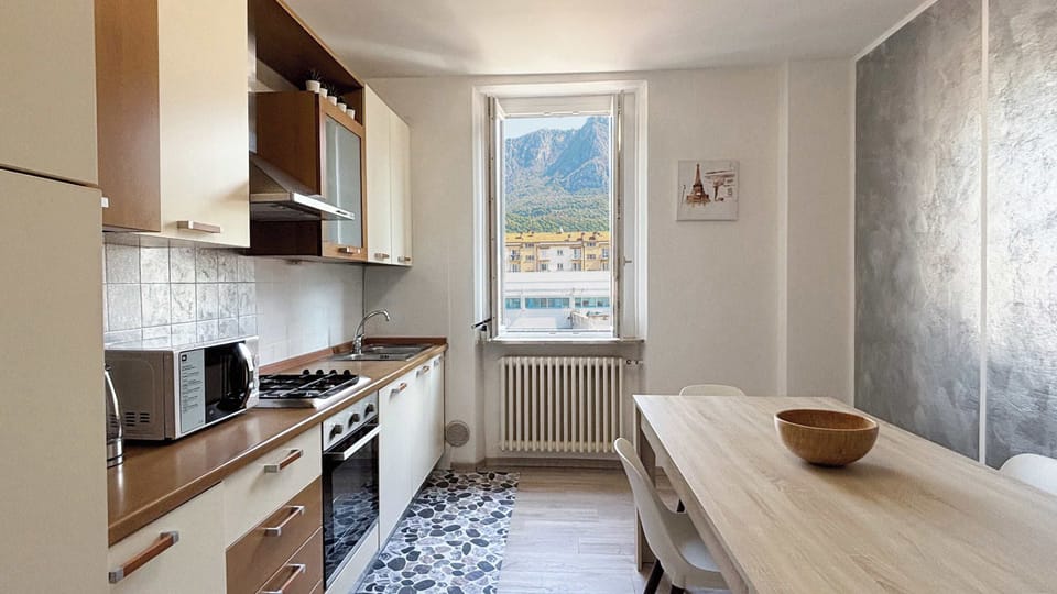 Spaziosa cucina accessoriata.