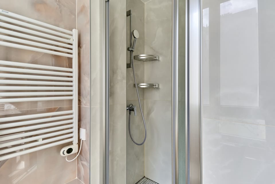 Salle de douche complète avec toilette