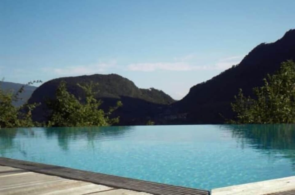 Infinity-Edge Pool