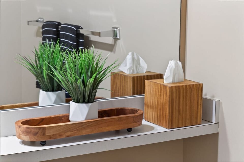 🌱 Spa-like details and cozy accents create a relaxing retreat vibe.