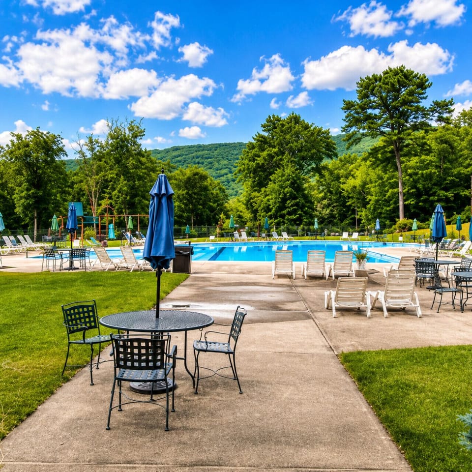 ☀️ Resort-style pool days with mountain views = vacation mode officially ON.