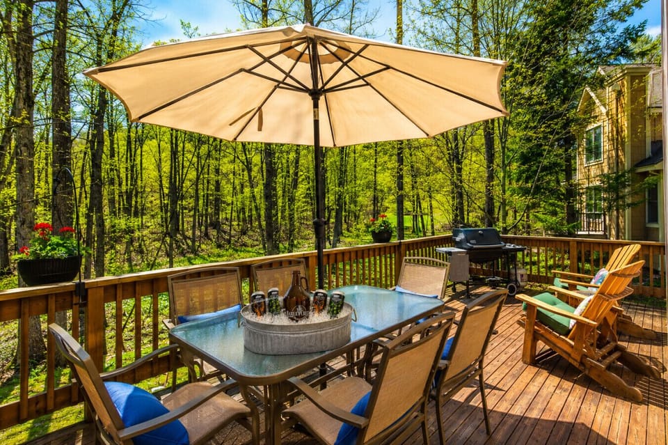 🌲 Dine, grill, and unwind on the private deck surrounded by peaceful forest views.