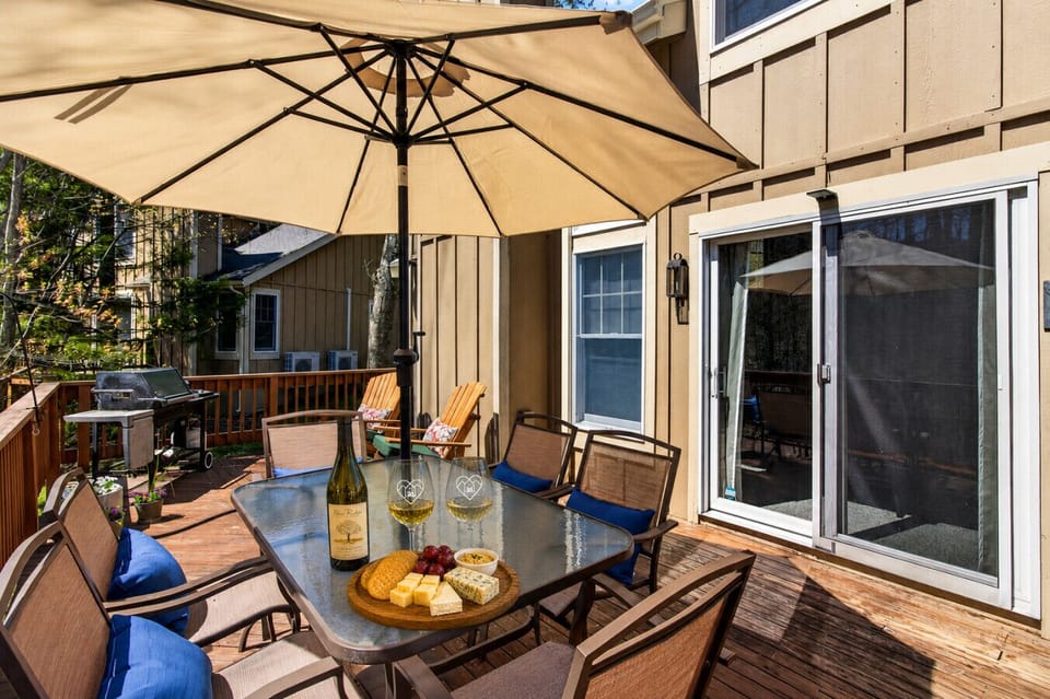 🍷 Sip, snack, and unwind on the private deck surrounded by peaceful woodland vibes.