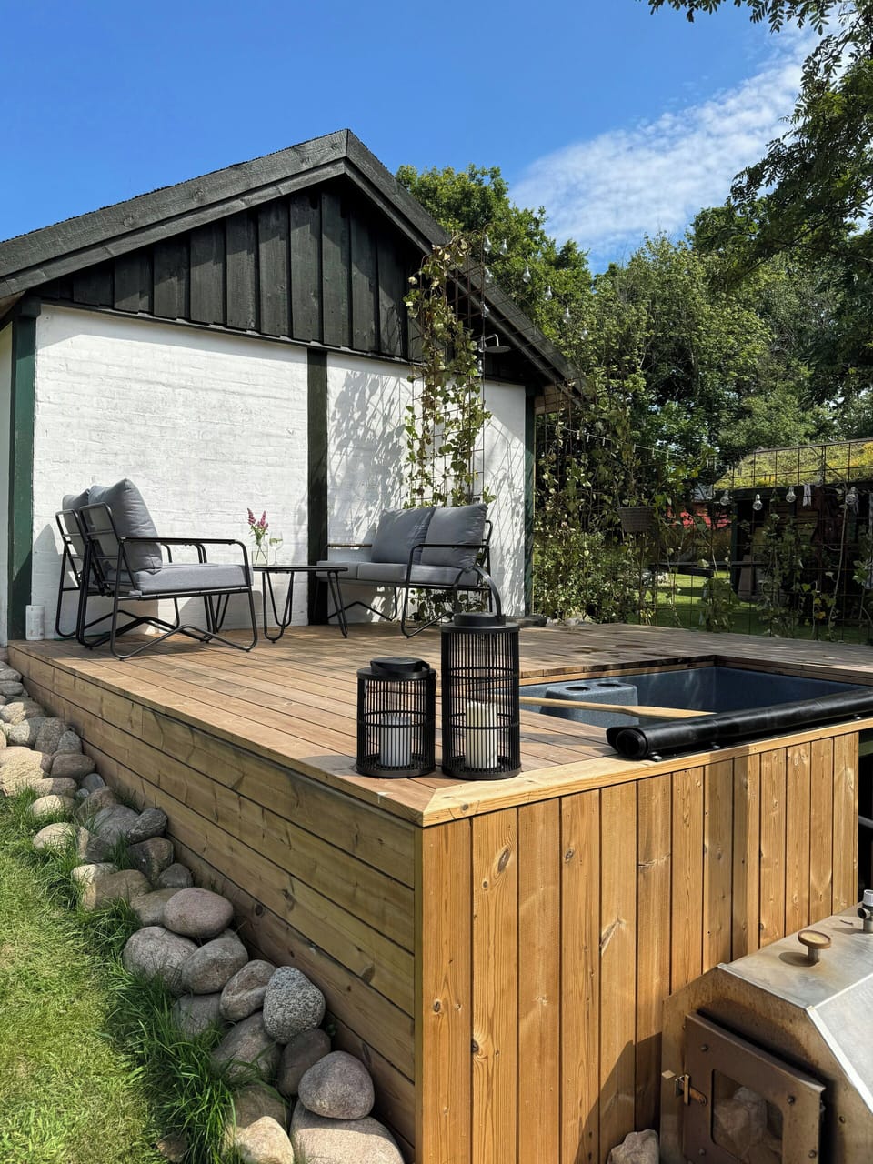Outdoor spa tub