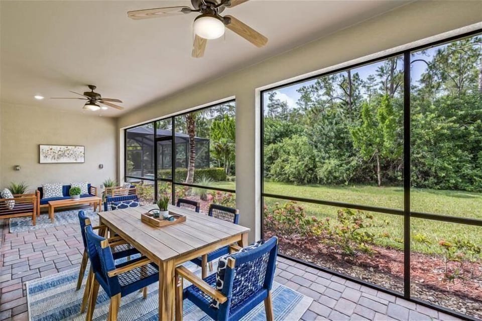 Extra Large Rear Screened Lanai