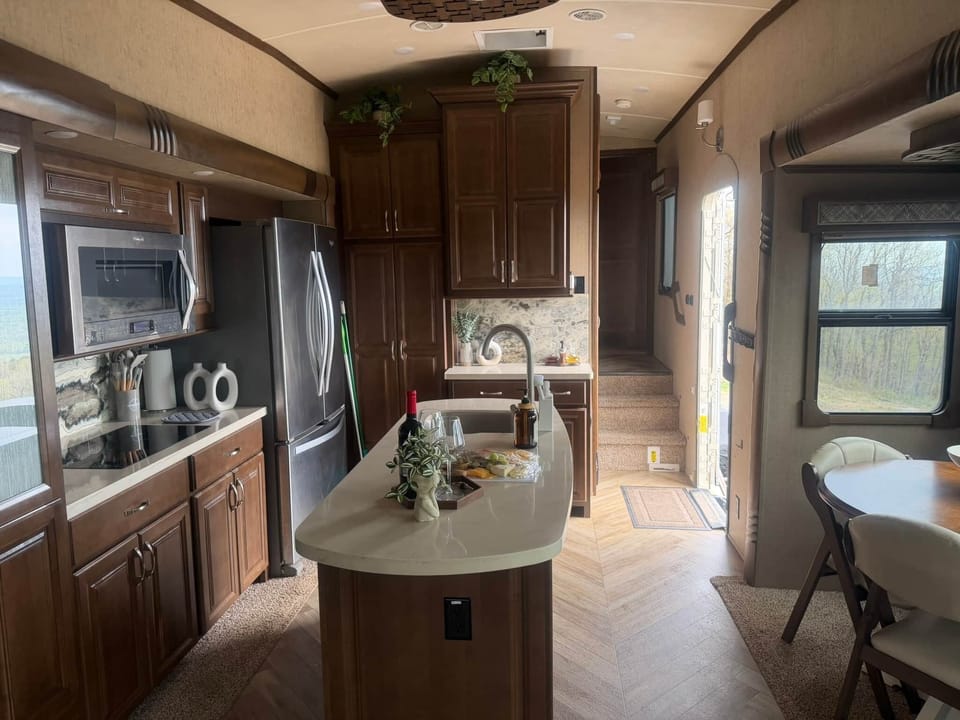 Kitchen & Dining