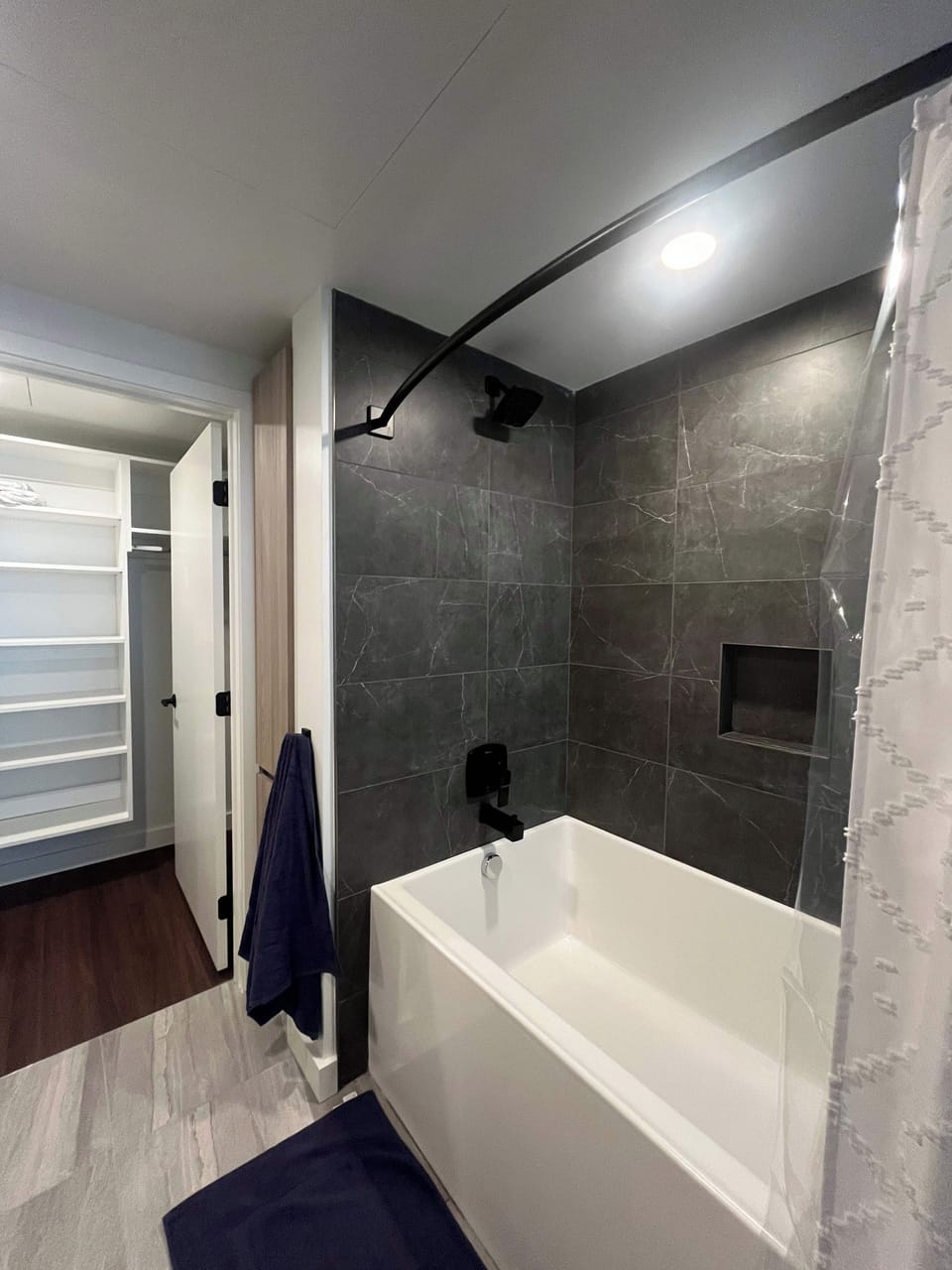 1BR Furnished Apartment Downtown w/ Parking Apartment in San Diego