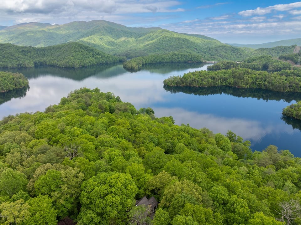 Nestled among the mountains with Lake Santeetlah just nearby, Cheoah Cottage offers the perfect balance of mountain seclusion and easy access to outdoor adventure.