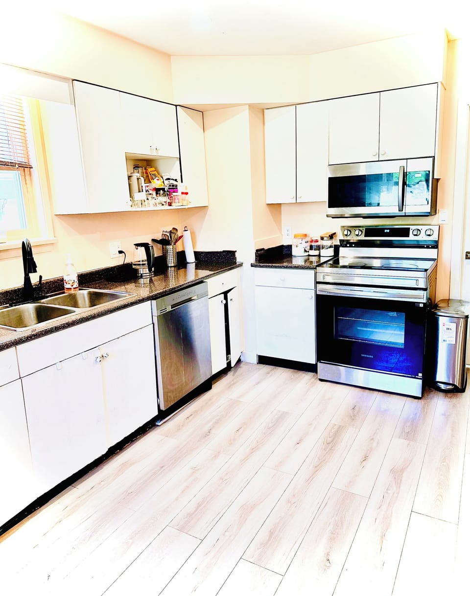 Full kitchen 