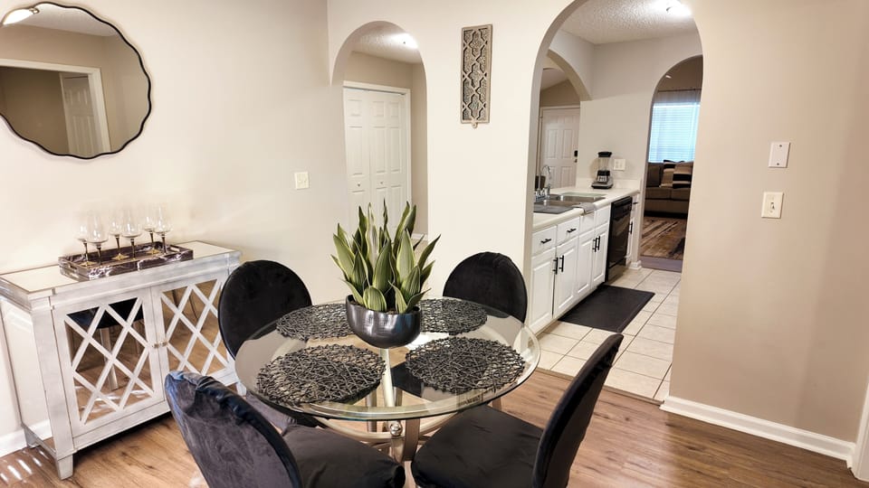 dining room off full kitchen,