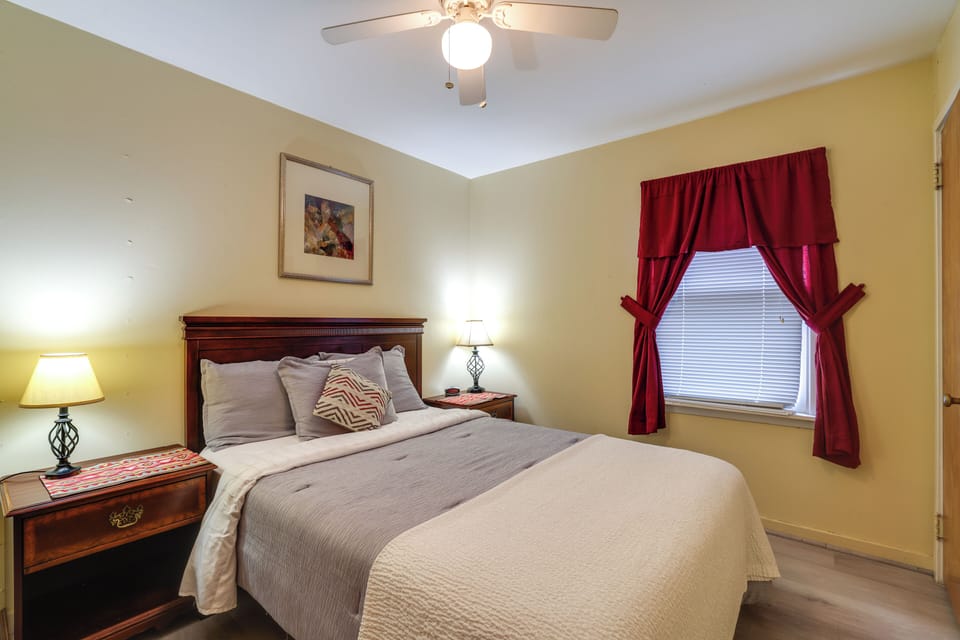 Bedroom 1 | Queen Bed | 1st Floor