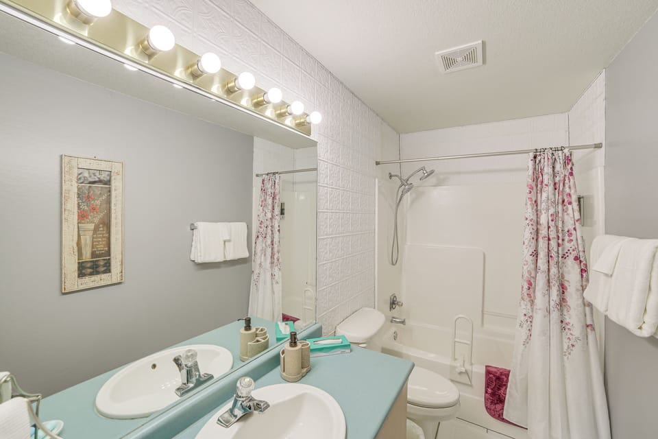 En-Suite Bathroom | Towels & Linens Provided