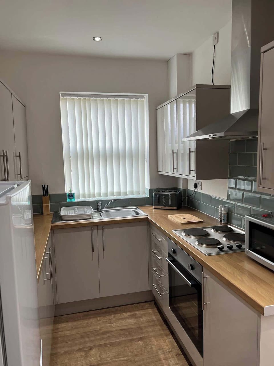 Modern, fully equipped kitchen with sleek finishes and natural light.
Includes oven, microwave, toaster, and all essentials for home cooking.
Perfect for short or long stays with everything you need to dine in comfort.