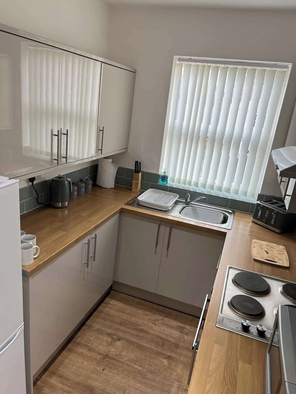 Modern, fully equipped kitchen with sleek finishes and natural light.
Includes oven, microwave, toaster, and all essentials for home cooking.
Perfect for short or long stays with everything you need to dine in comfort.