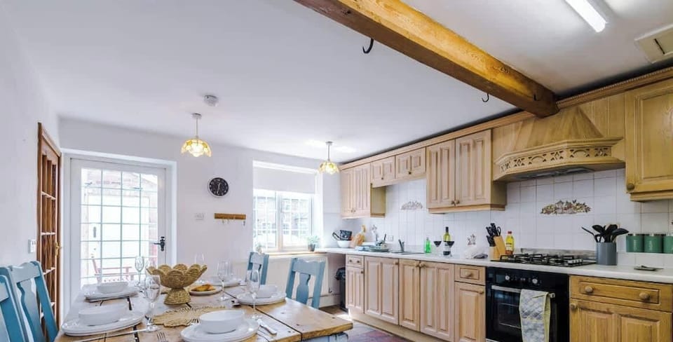 Spacious kitchen and dining area with rustic charm.
Fully equipped for cooking and perfect for shared meals.
Bright, homely space ideal for families and long stays.