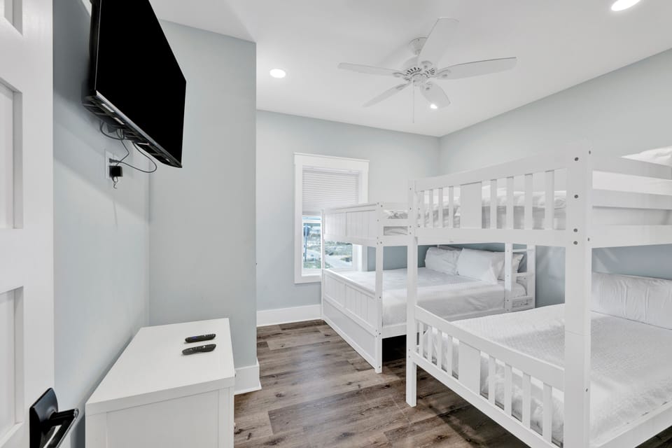 West - Bedroom 3 has a television, attached bathroom, Full over Full bunk bed and Twin over Twin bunk bed - sleeps 6