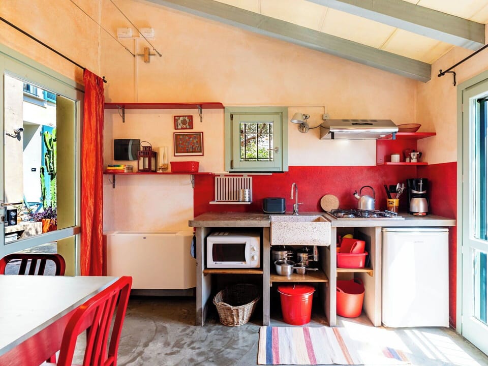 Kitchen, Furniture, Major Appliance, Interior Design, Kitchen Appliance, Ceiling, Home, Countertop, Room, Chair