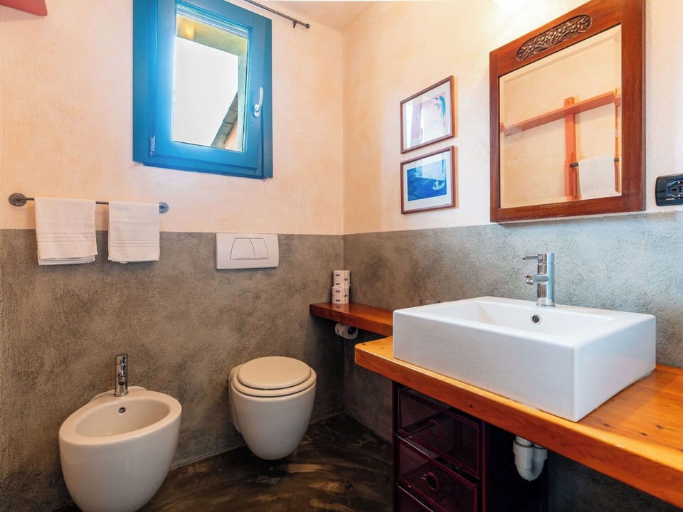Wall, Flooring, Plumbing Fixture, Bathroom Sink, Wood, Floor, Sink, Bathroom, Interior Design, Tap